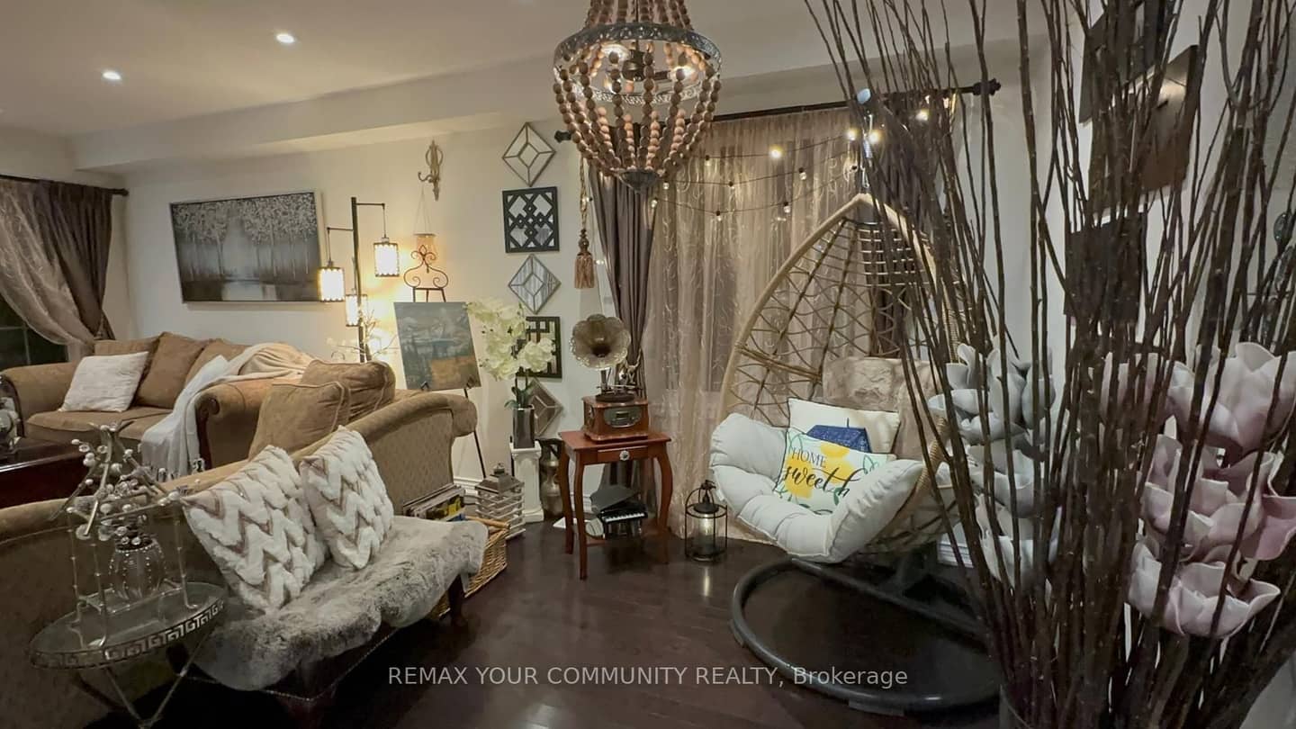 22 Swansea Street, Whitby, ON L1P 0B3