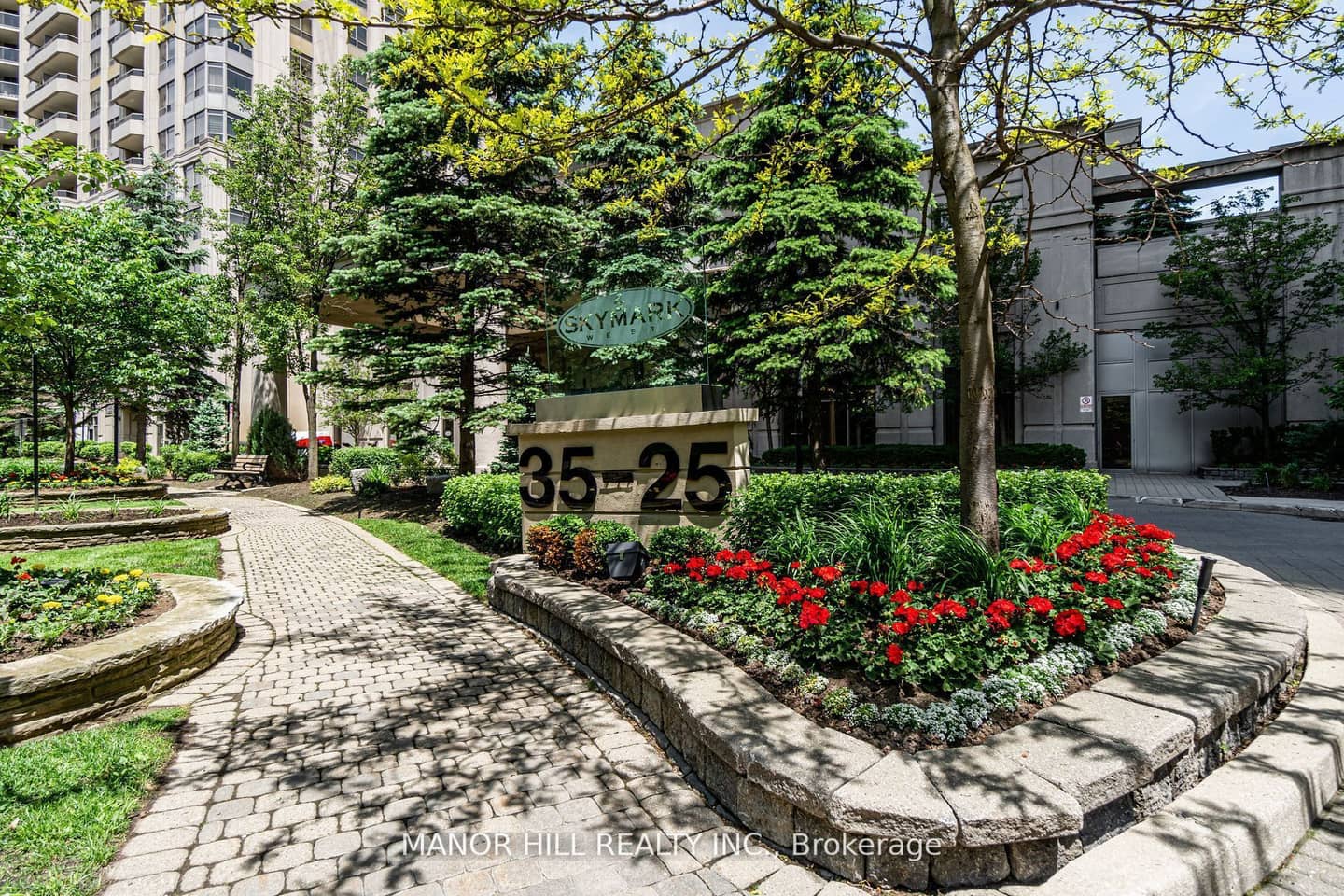 35 Kingsbridge Garden Circle 402, Mississauga, ON L5R 3Z5