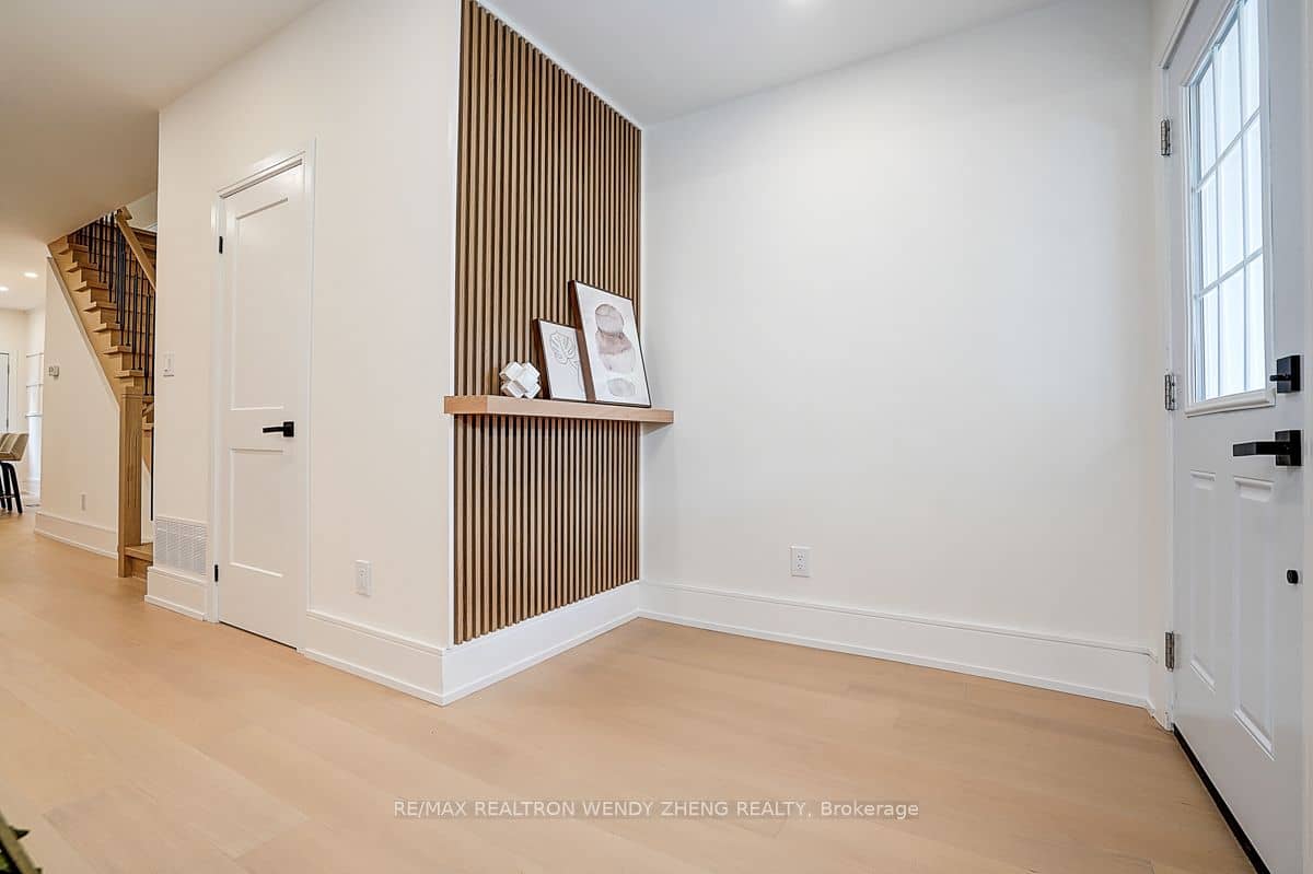 2179 Dundas Street W, Toronto, ON M6R 1X5