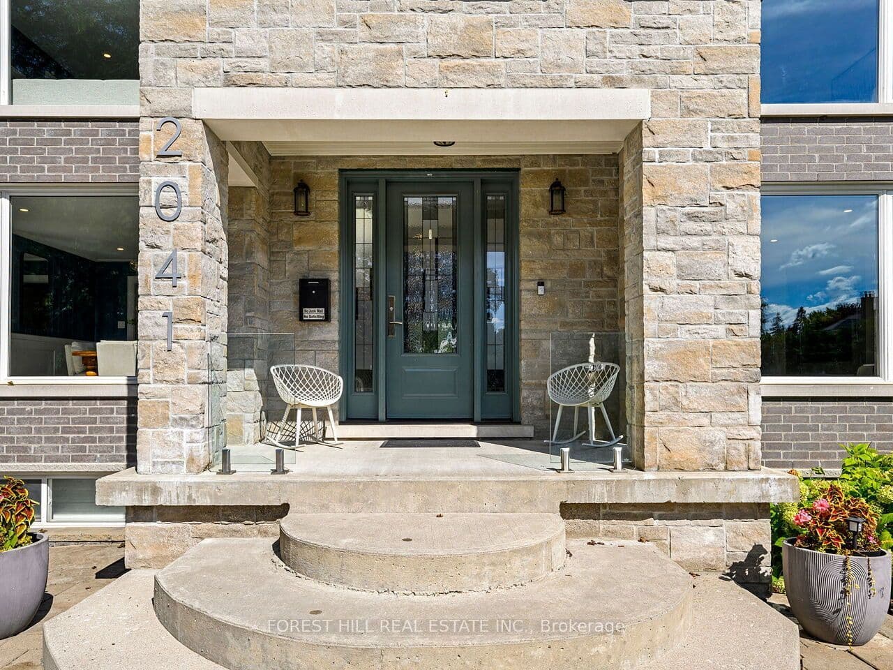 2041 Stewart Crescent, Mississauga, ON L4Y 1C4