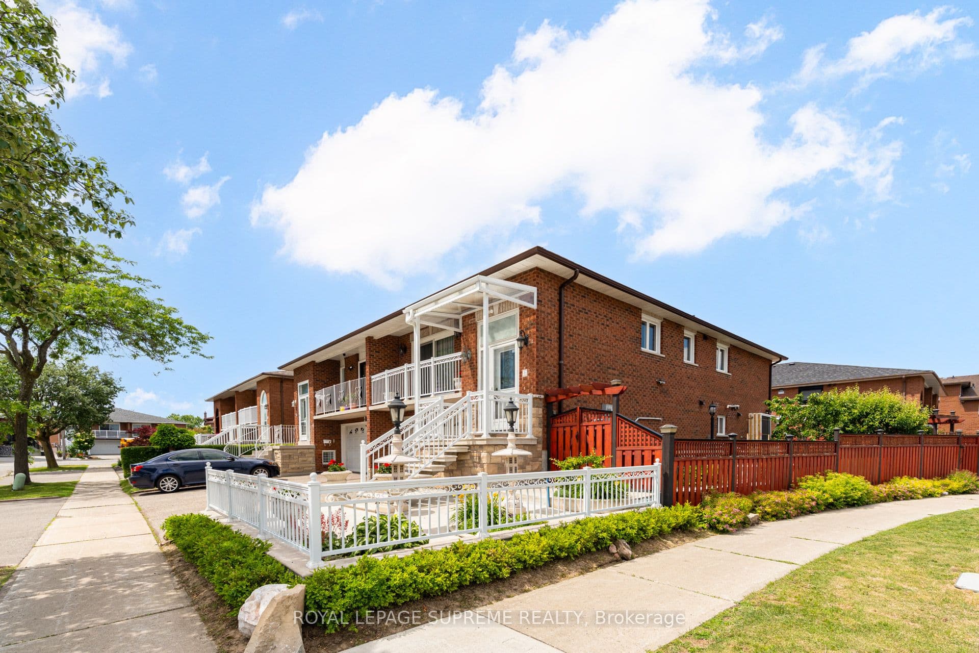 2 Dogleg Court, Toronto, ON M3J 3E7