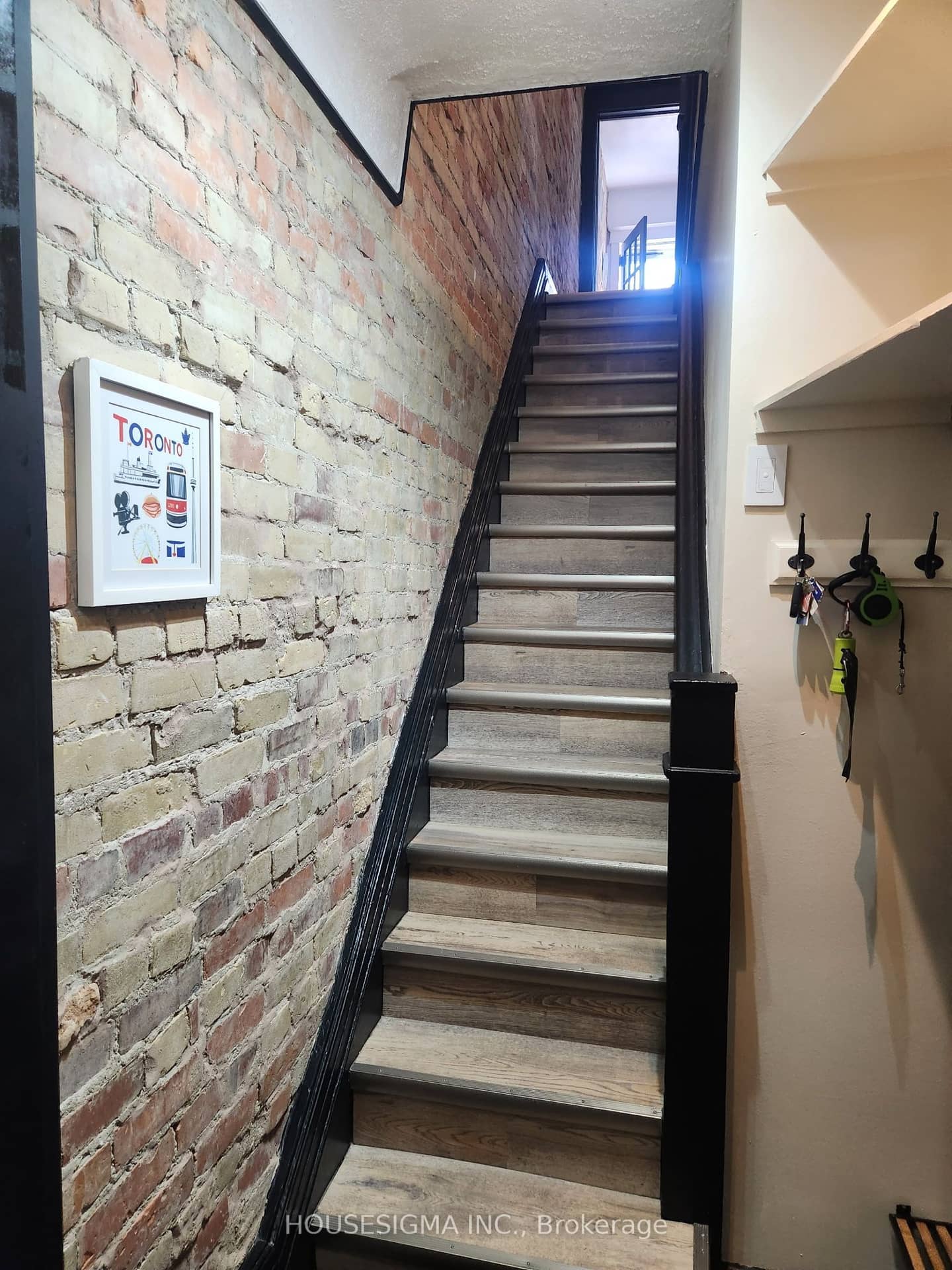 256 Woodbine Avenue, Toronto, ON M4L 3P2