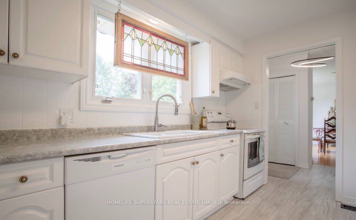 581 Arnhem Drive, Oshawa, ON L1G 2J7