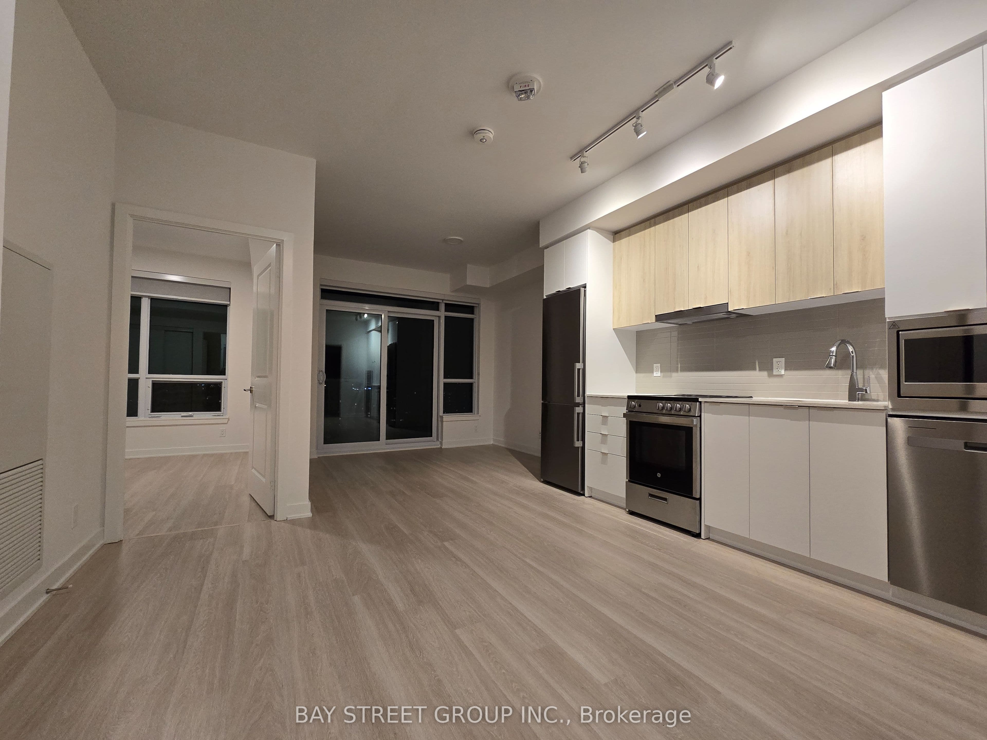 50 Upper Mall Way 1806, Vaughan, ON L4J 0L8