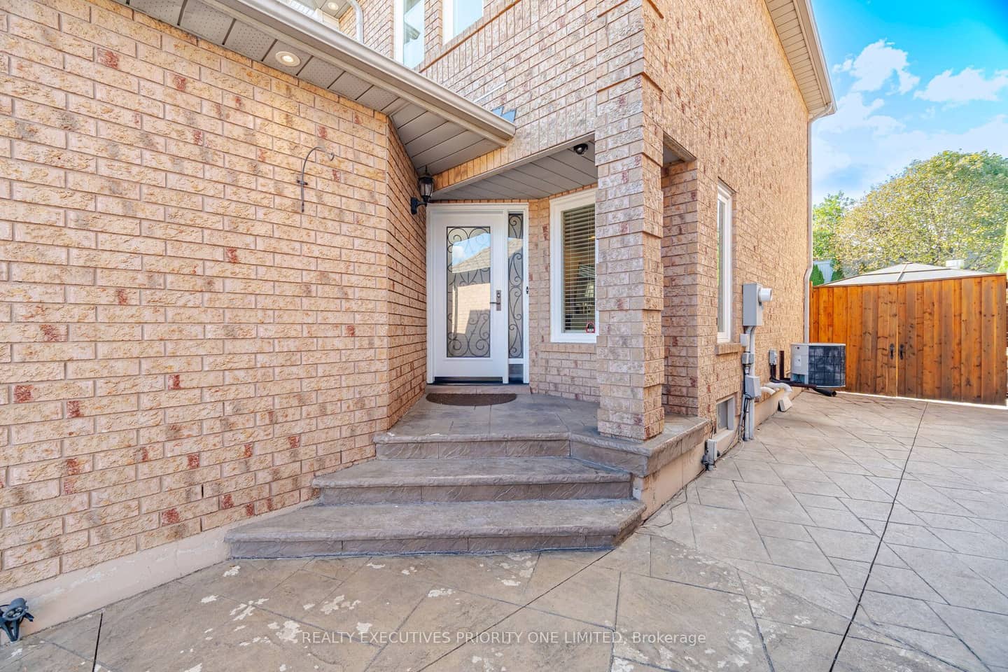 8 Waterbury Street, Caledon, ON L7E 1X2