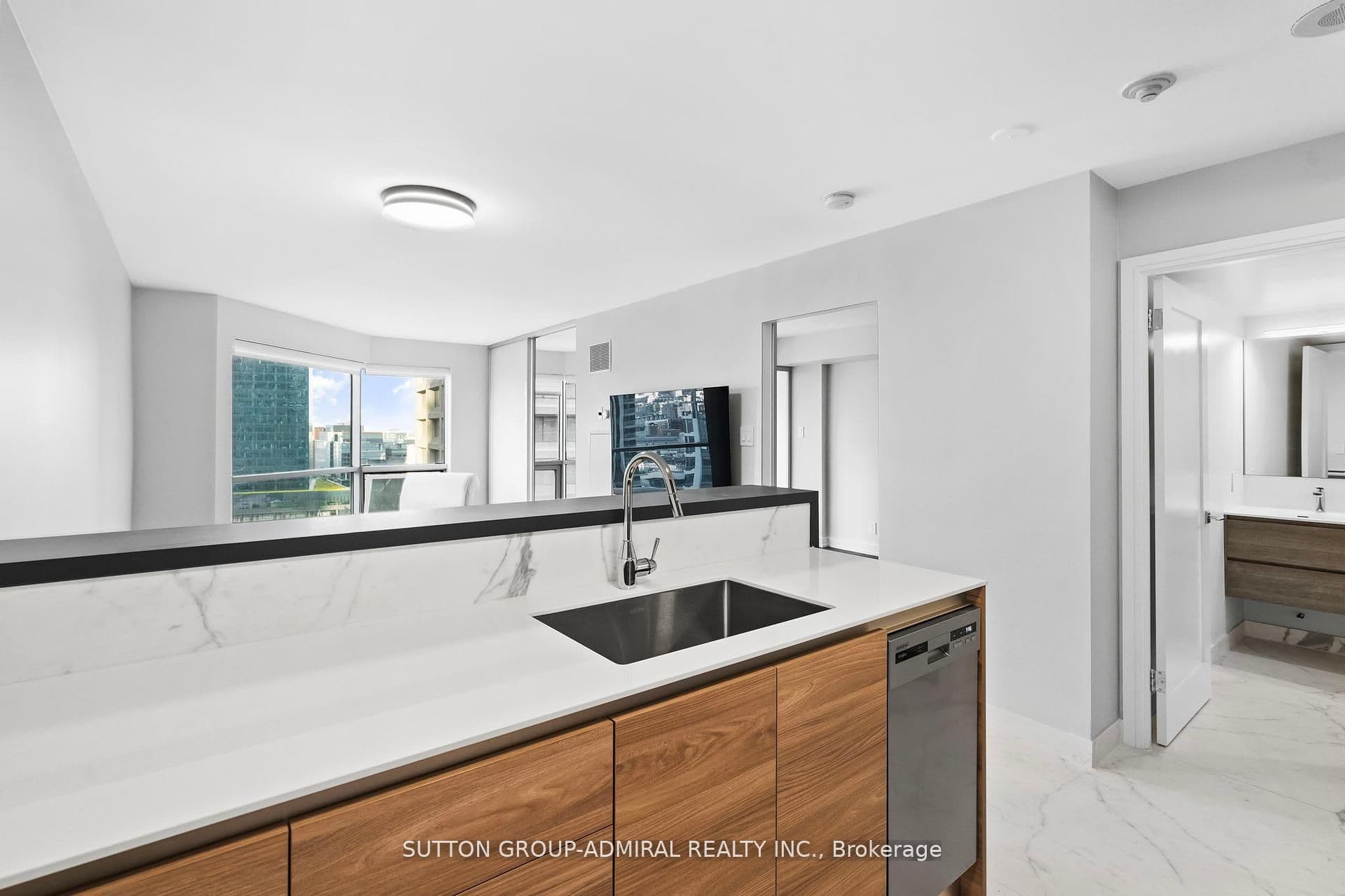 10 Yonge Street 1910, Toronto, ON M5E 1R4