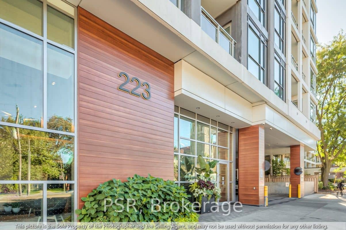 223 St Clair Avenue 605, Toronto, ON M4V 0A5