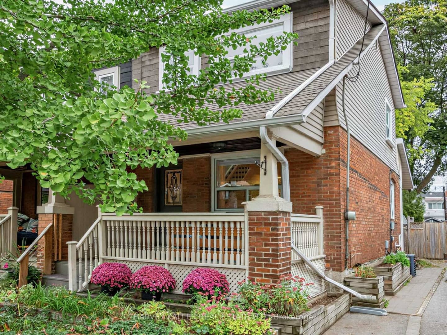 4 Kenrae Road, Toronto, ON M4G 1Y1