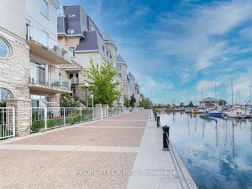 28 Stadium Road 178, Toronto, ON M5V 3P4