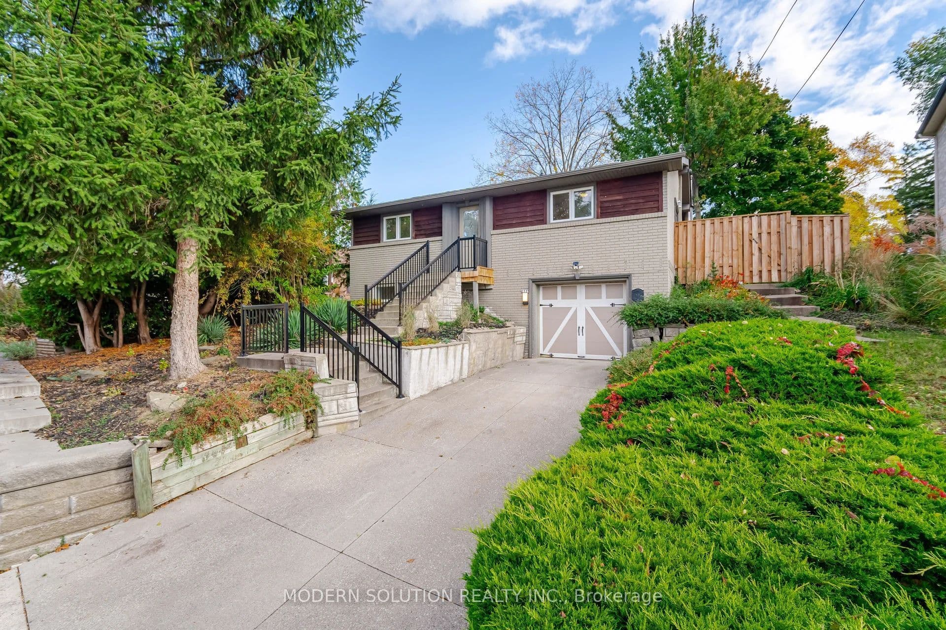 2557 Mindemoya Road, Mississauga, ON L5C 2R1