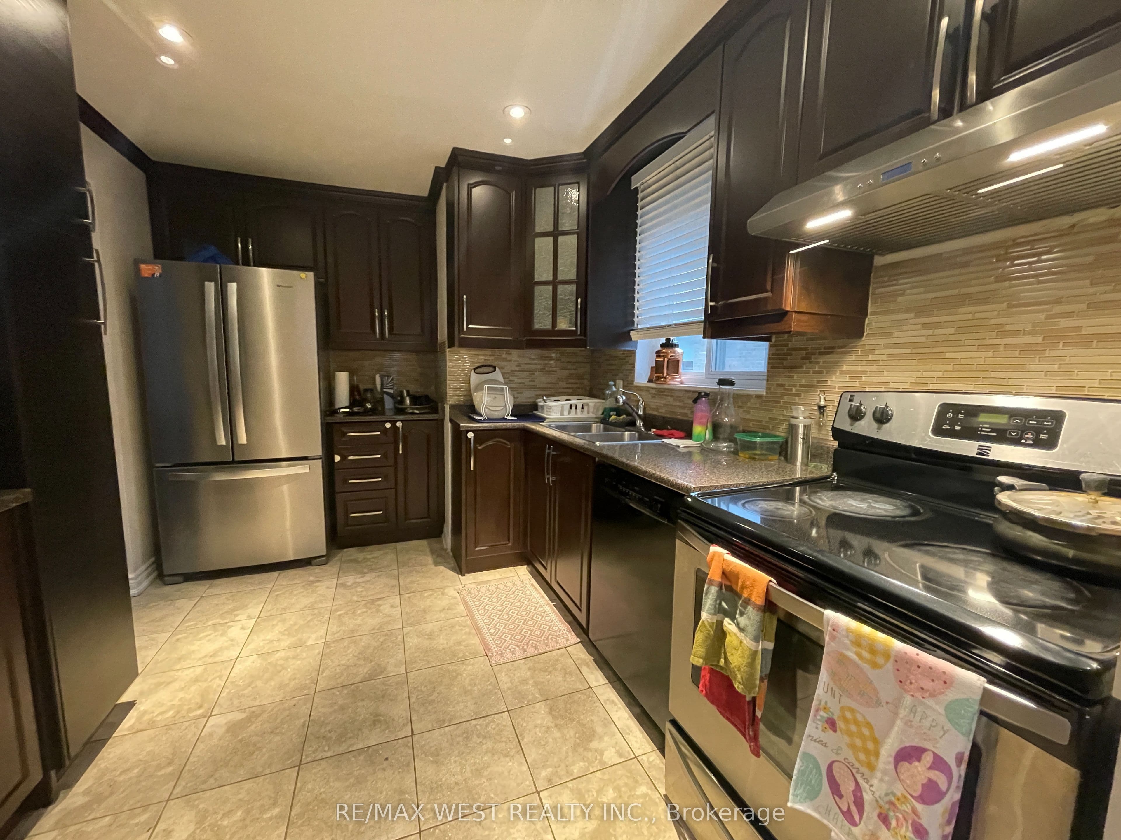 25 Coronado Court Upper, Toronto, ON M9M 1S6