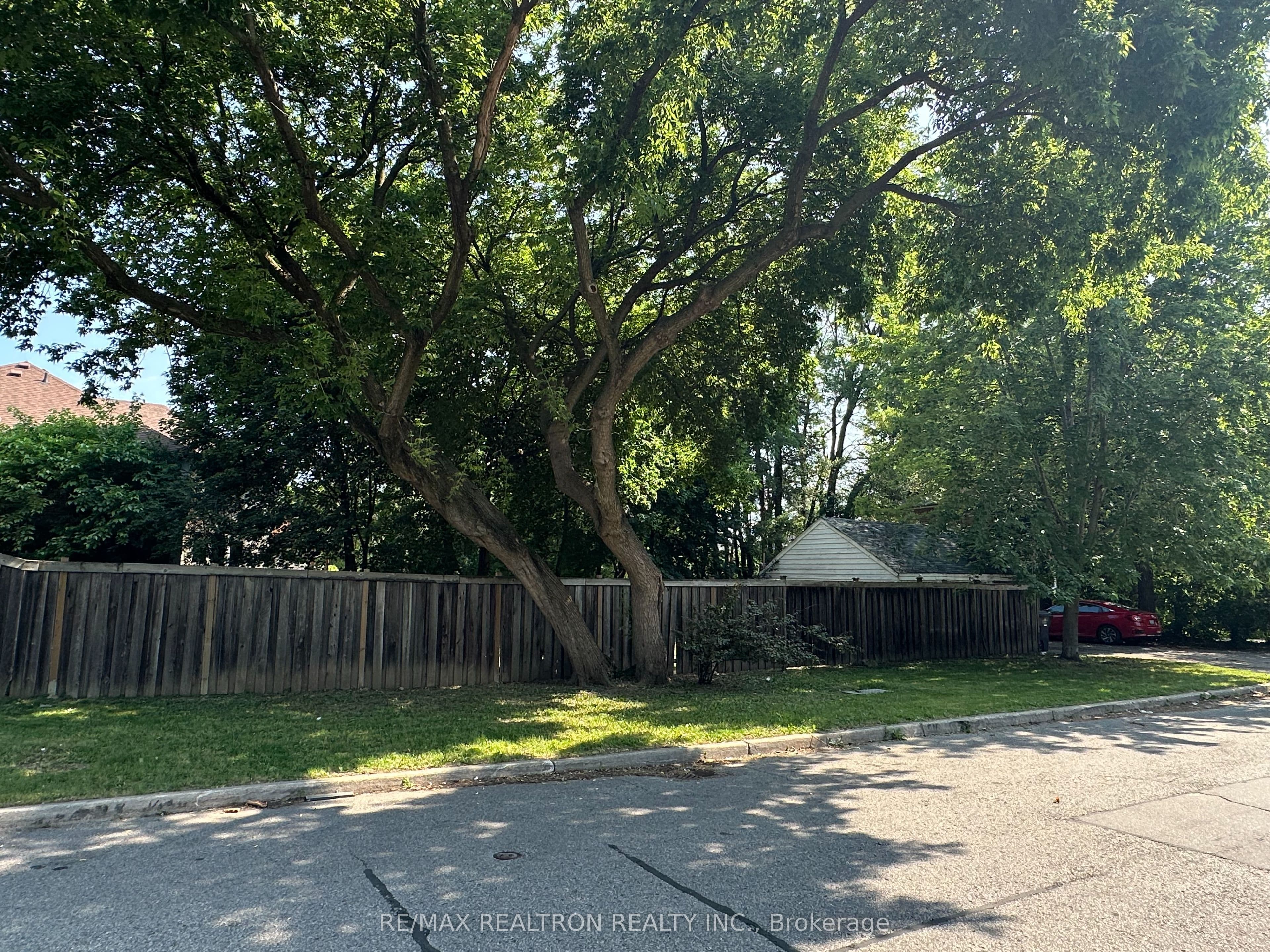 27 Westgate Boulevard, Toronto, ON M3H 1N8