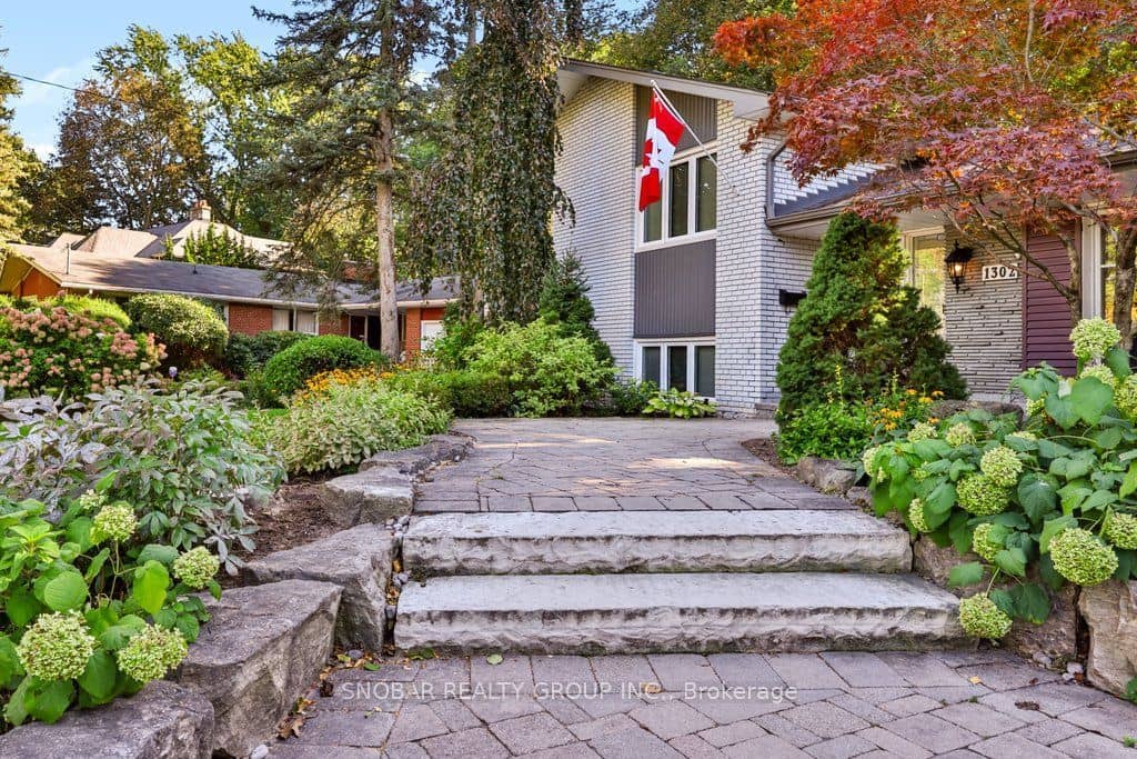 1302 Greenoaks Drive, Mississauga, ON L5J 3A5