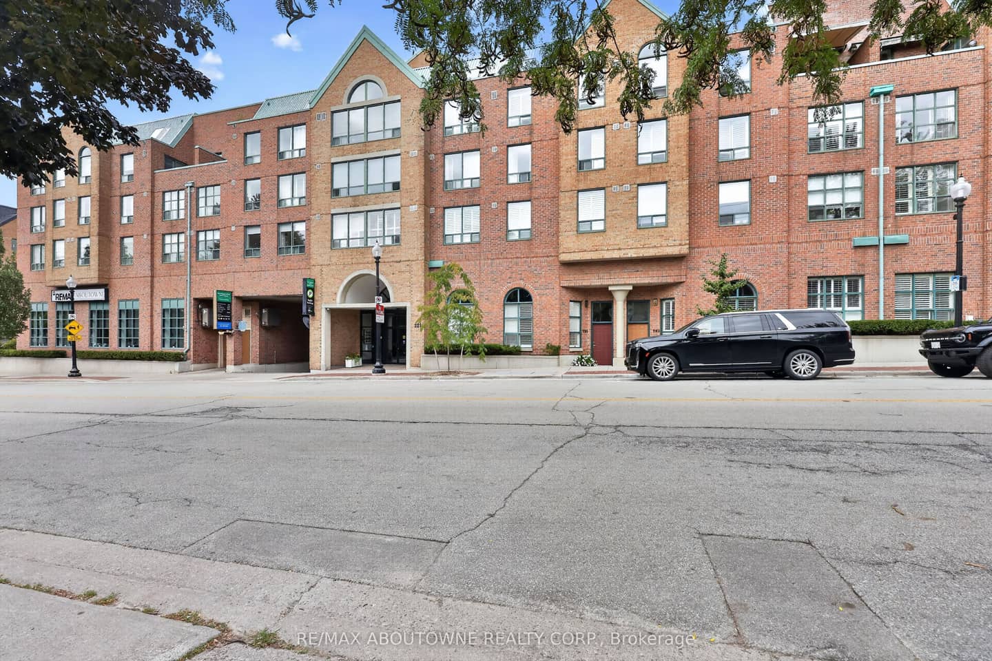 221 Robinson Street 211, Oakville, ON L6J 7N9