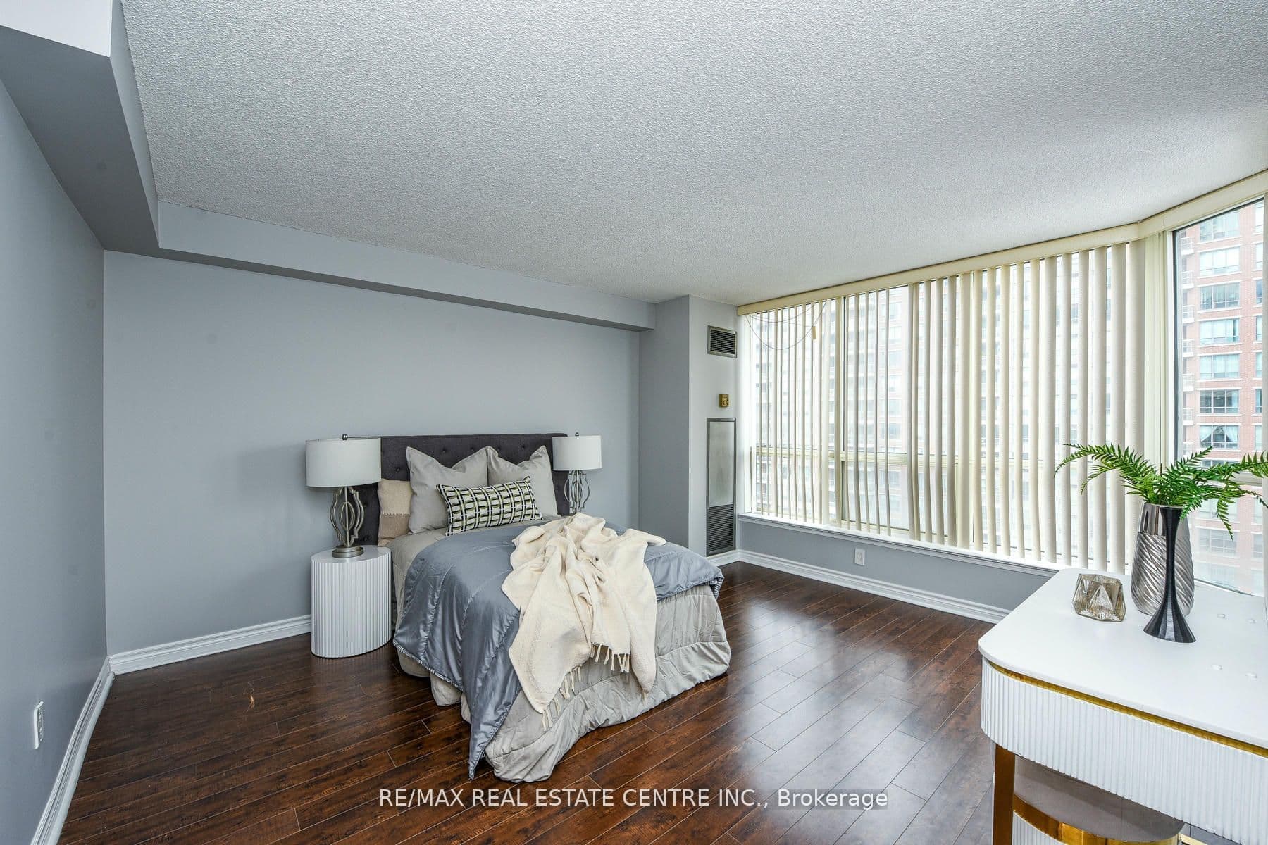 55 Elm Drive 1805, Mississauga, ON L5B 3Z3