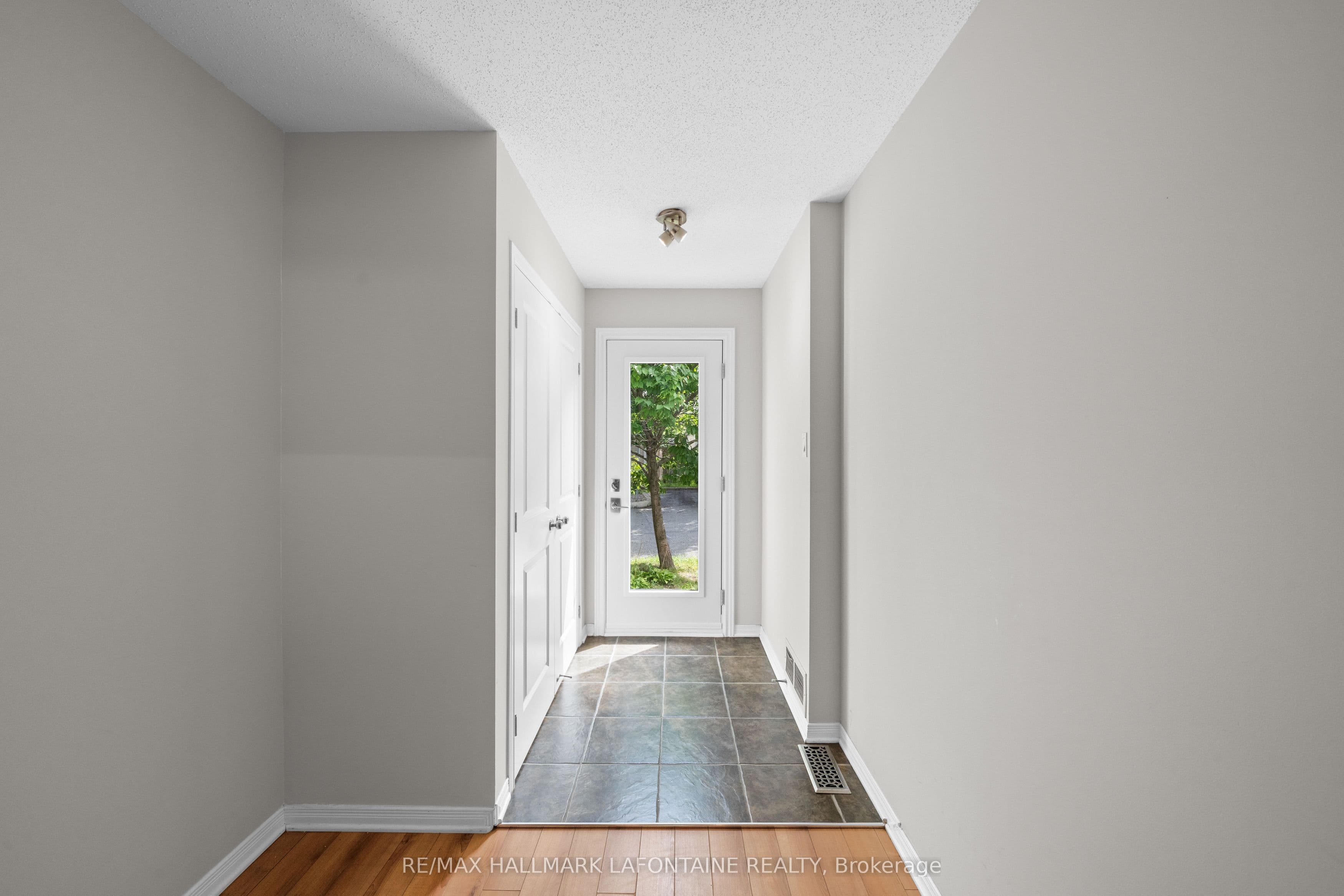 556 Burleigh Private, Cyrville - Carson Grove - Pineview, ON K1J 1J9