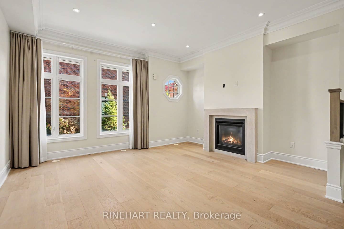 2082 Queensborough Gate, Mississauga, ON L5M 0X9