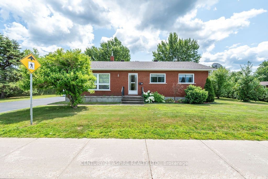 13 Herman Street, Petawawa, ON K8H 1W1