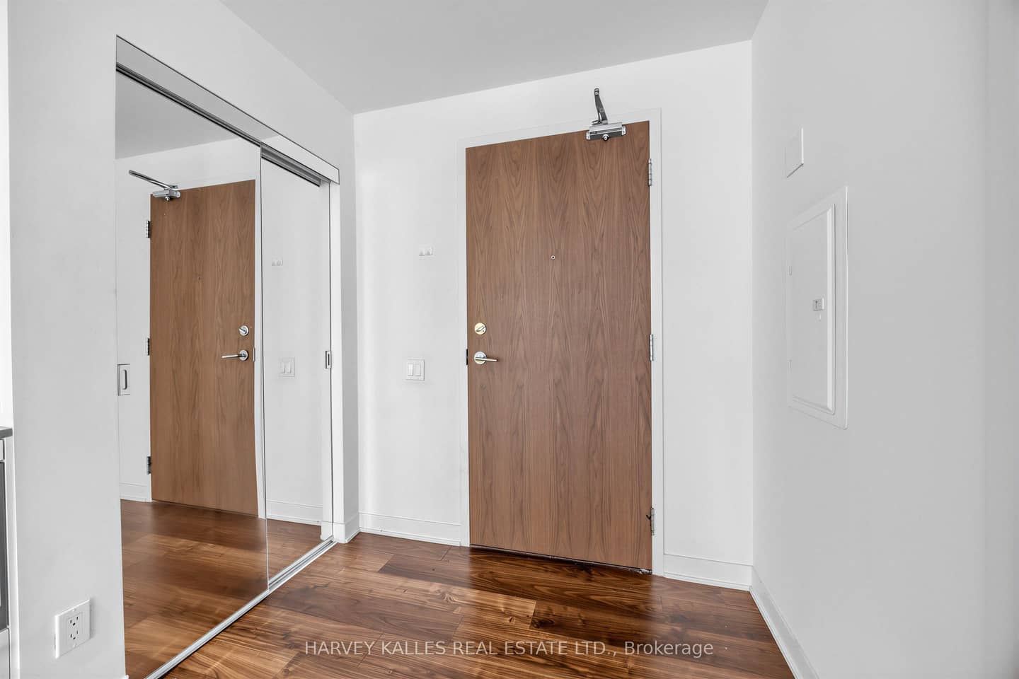 90 Queens Wharf Road 608, Toronto, ON M5V 0E6
