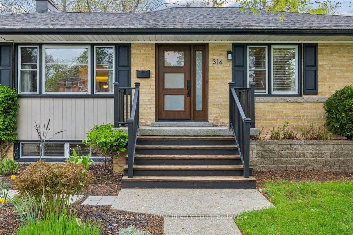 316 River Side Drive, Oakville, ON L6K 3N4
