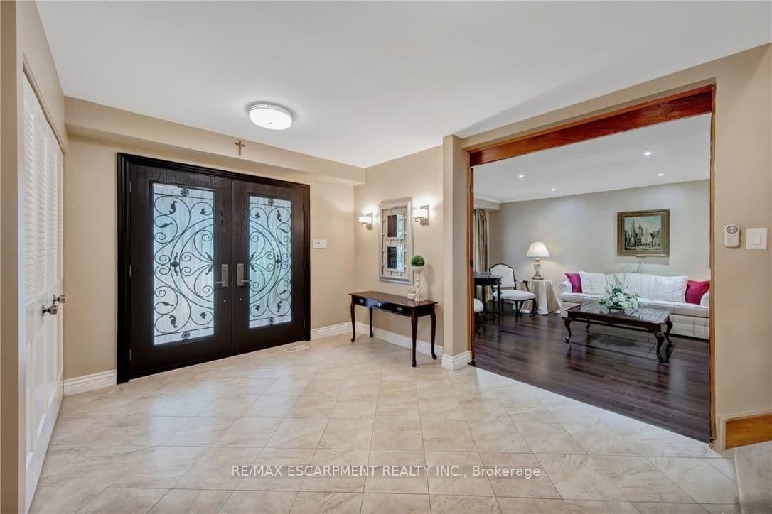 2284 Mansfield Drive, Burlington, ON L7P 3J4