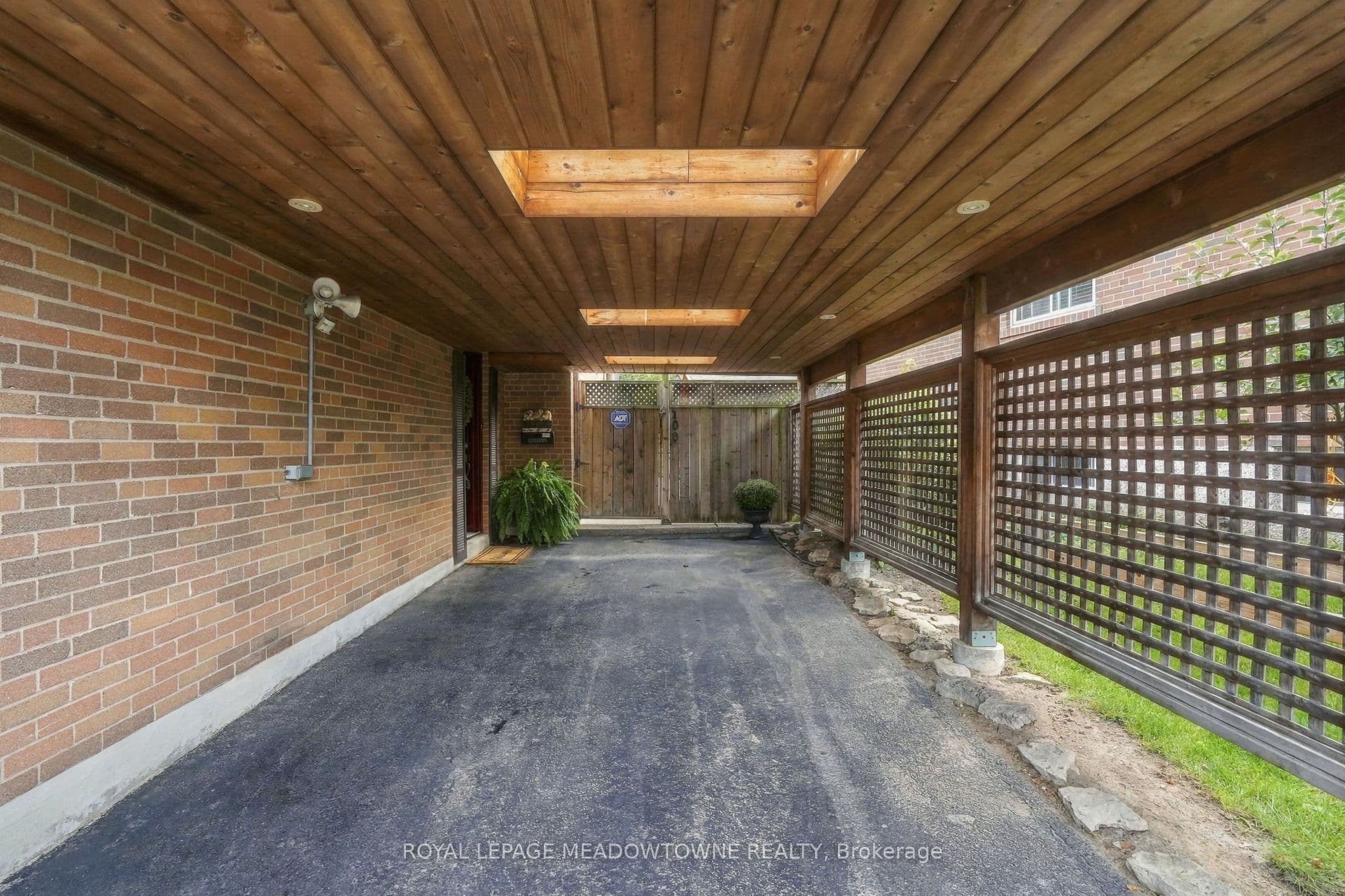 100 Lexington Avenue, Toronto, ON M9V 2G8