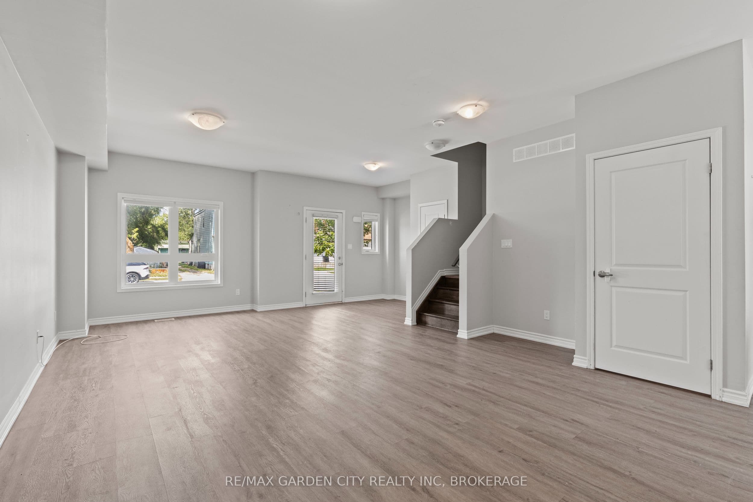 182 BROADWAY Lane 8, Welland, ON L3C 5L5
