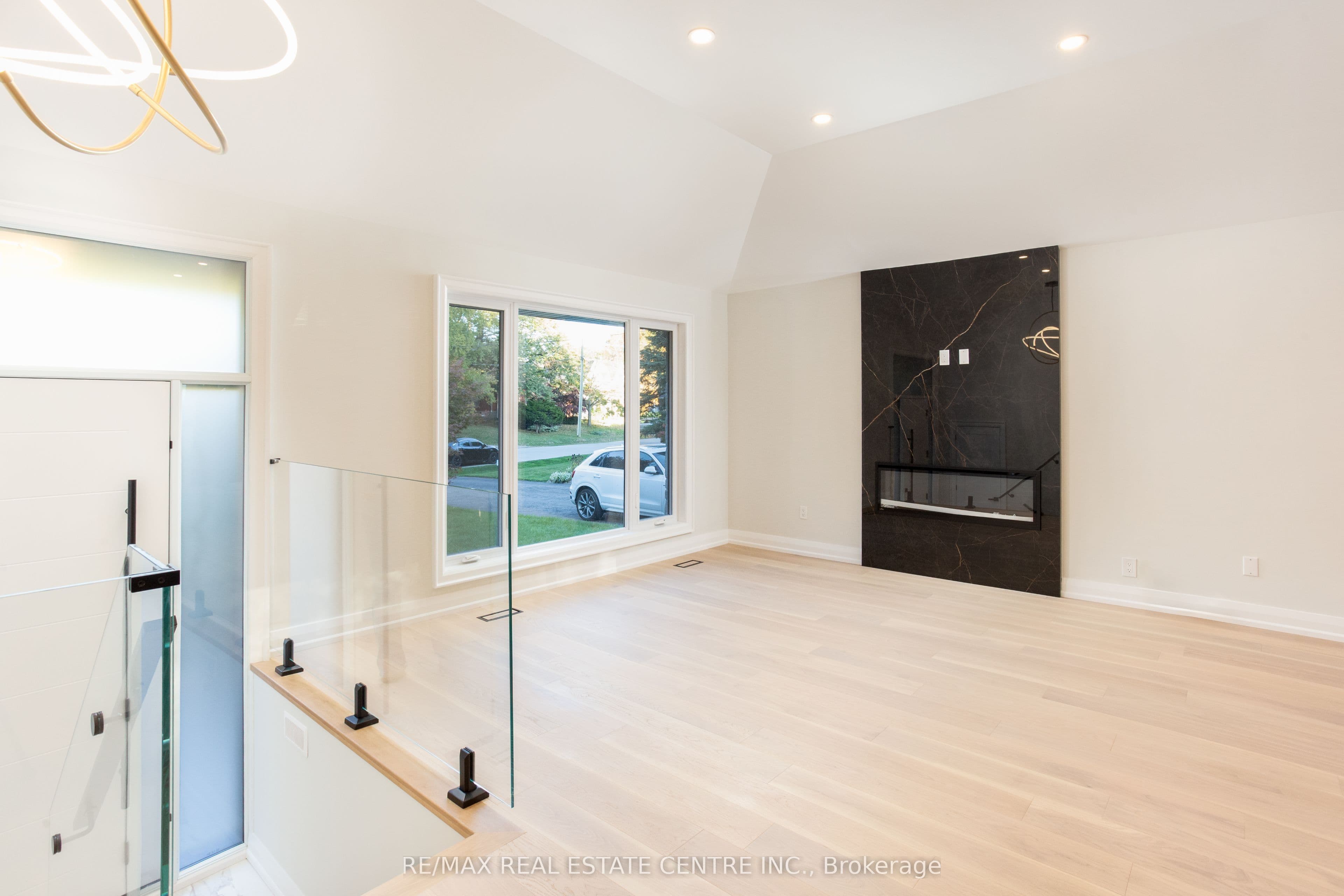 446 Willis Drive, Oakville, ON L6L 4V5
