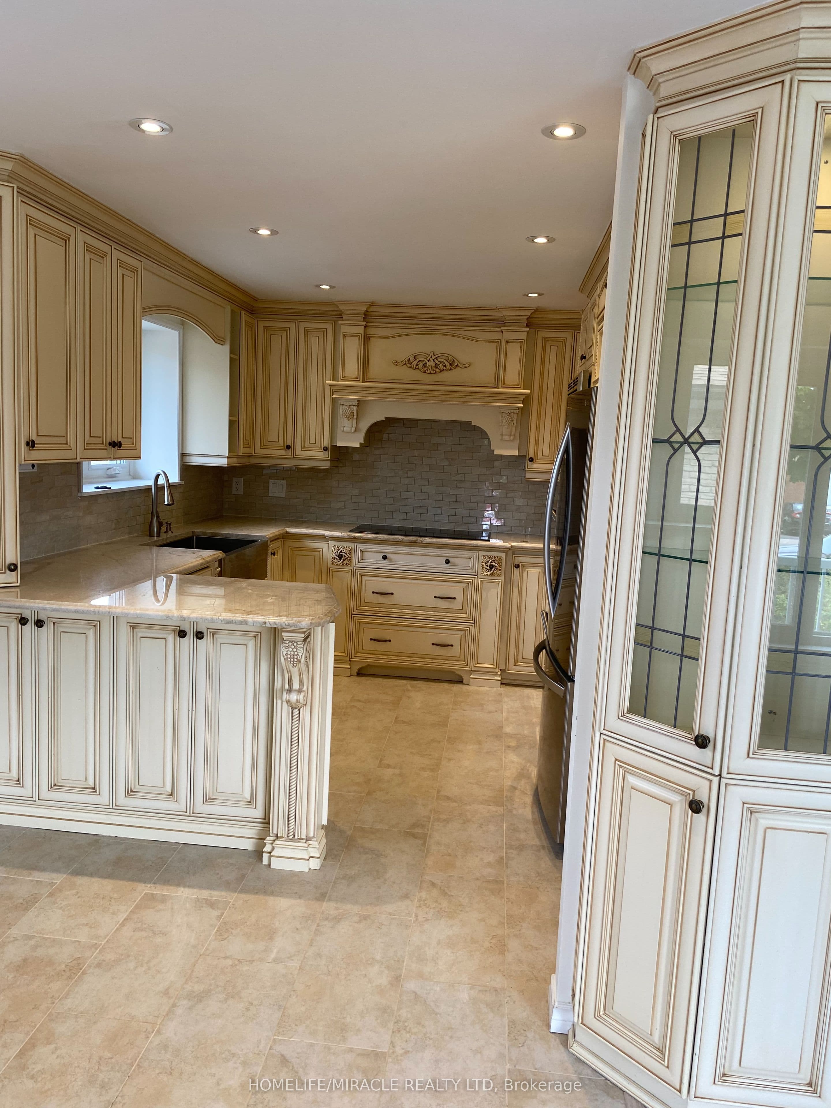 6856 Darcel Avenue, Mississauga, ON L4T 2W5