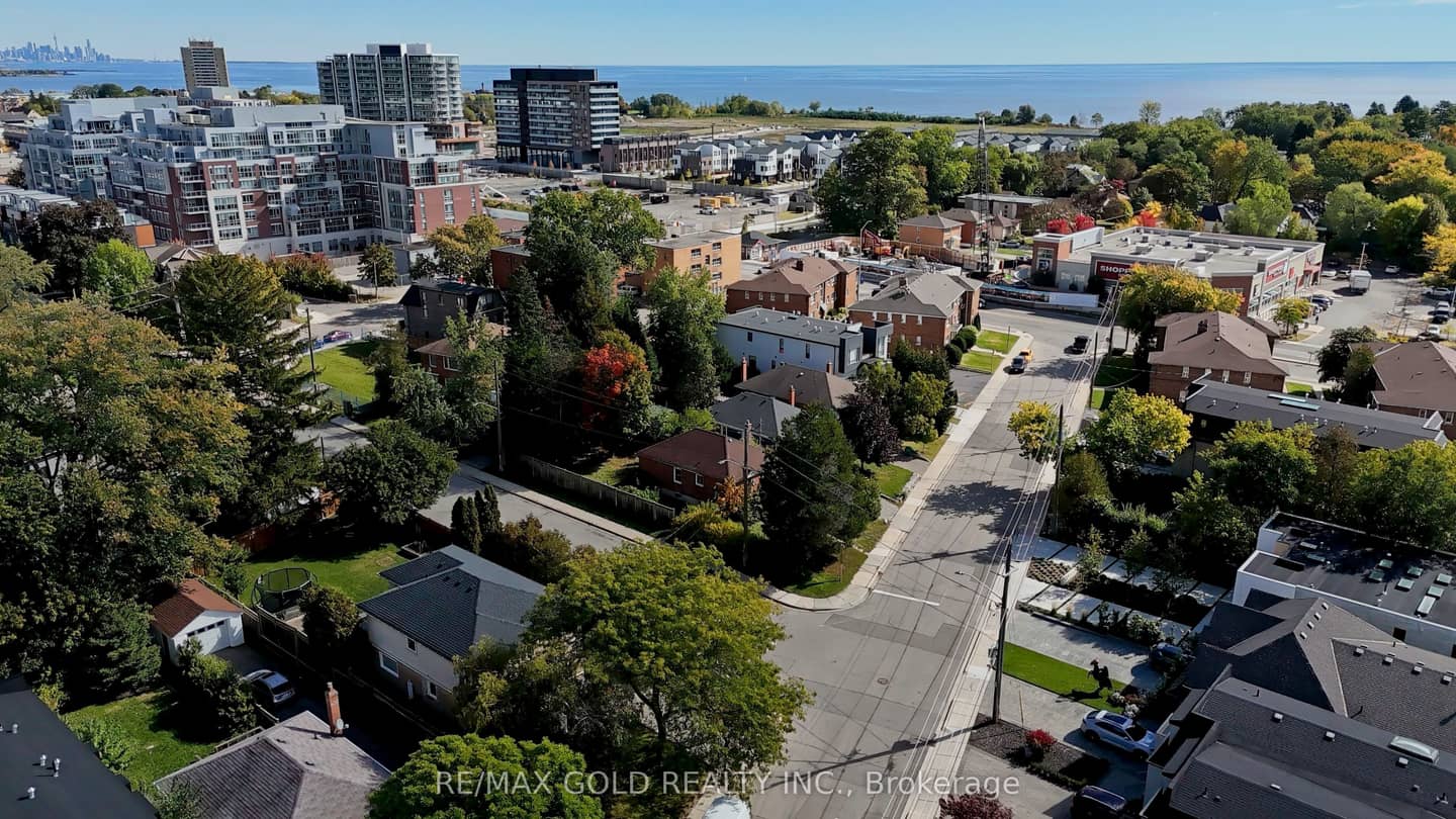 11 Pine Avenue N, Mississauga, ON L5H 2P7