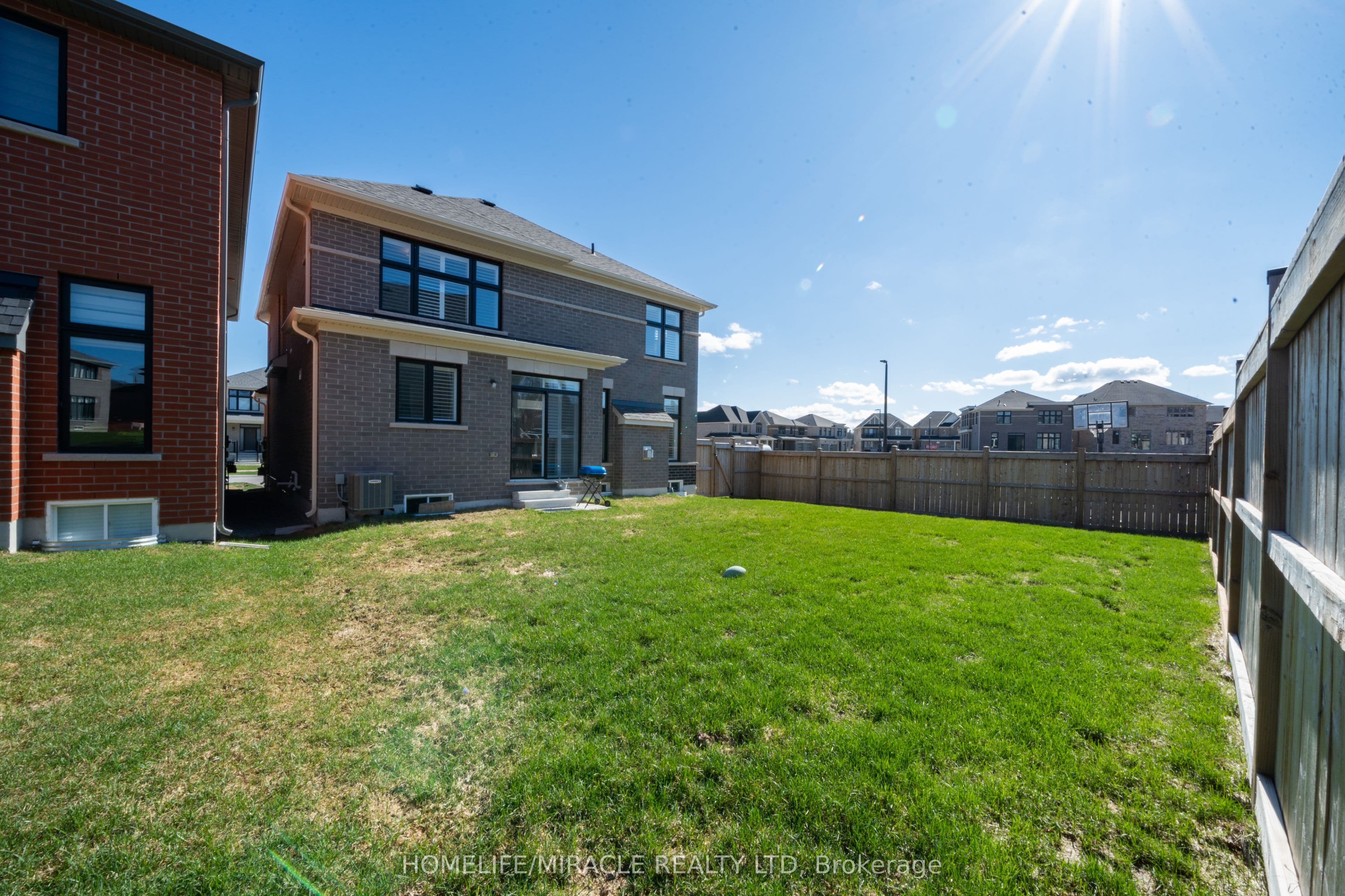 1 Ainslie Hill Crescent, Georgina, ON L0E 1R0