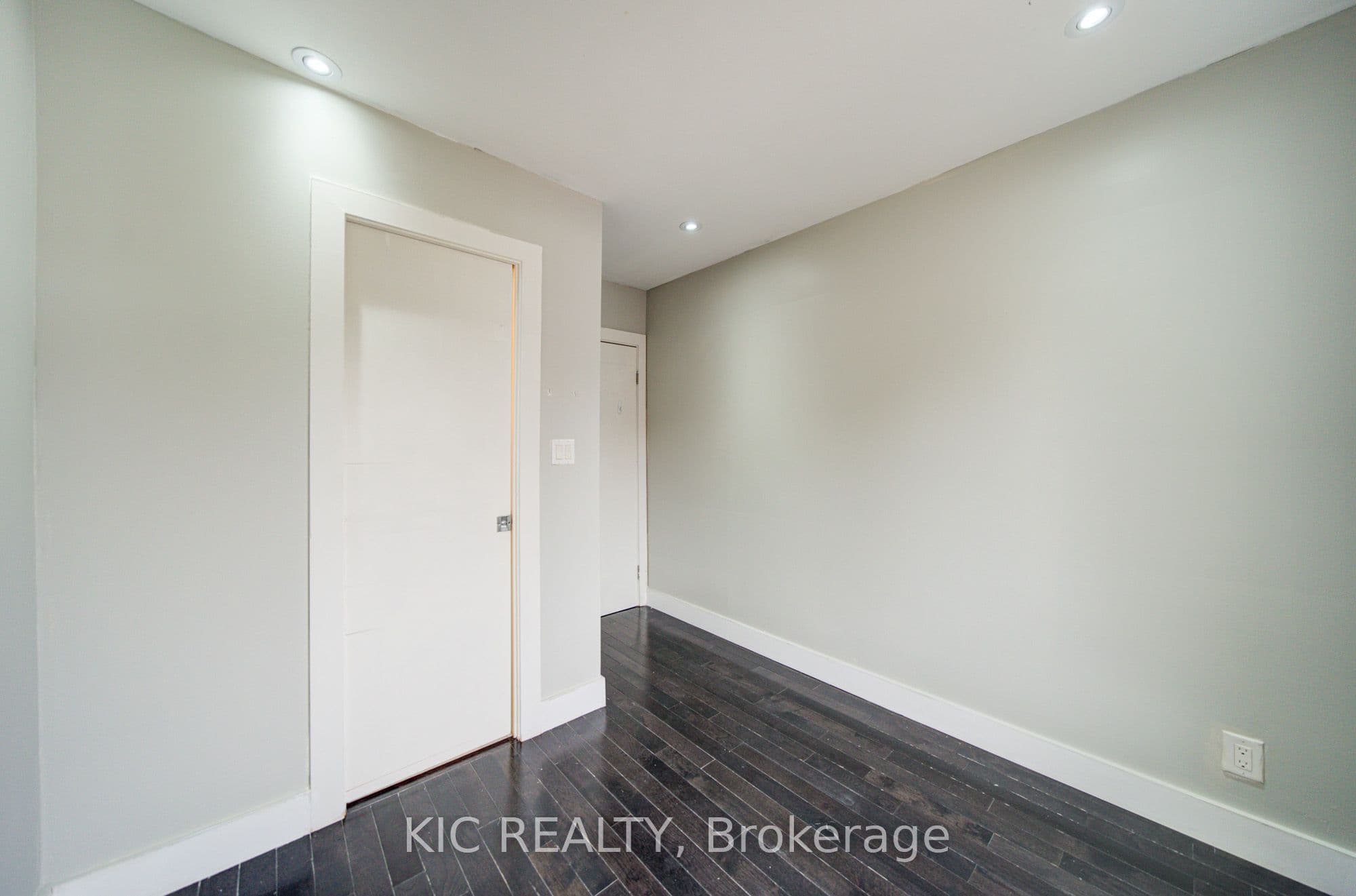 35 Montcalm Avenue NW, Toronto, ON M6E 4N5