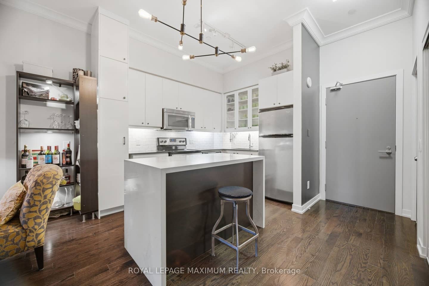 8 Fieldway Road 104, Toronto, ON M8Z 0C3