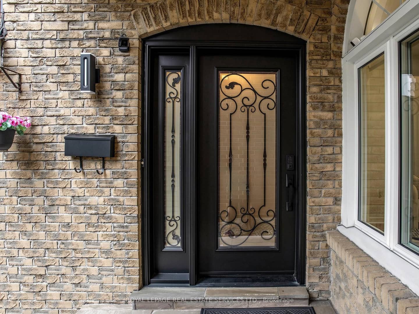 21 GLENMANOR Way, Vaughan, ON L4J 3A3