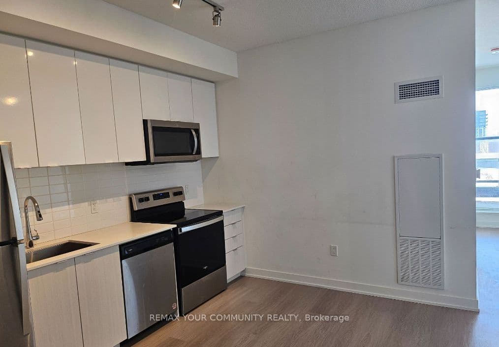 859 The Queensway 307, Toronto, ON M8Z 1N8