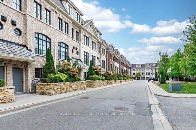 2034 Queensborough Gate 23, Mississauga, ON L5M 0X9