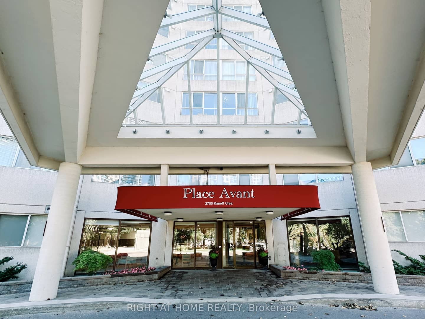3700 Kaneff Crescent 701, Mississauga, ON L5A 4B8
