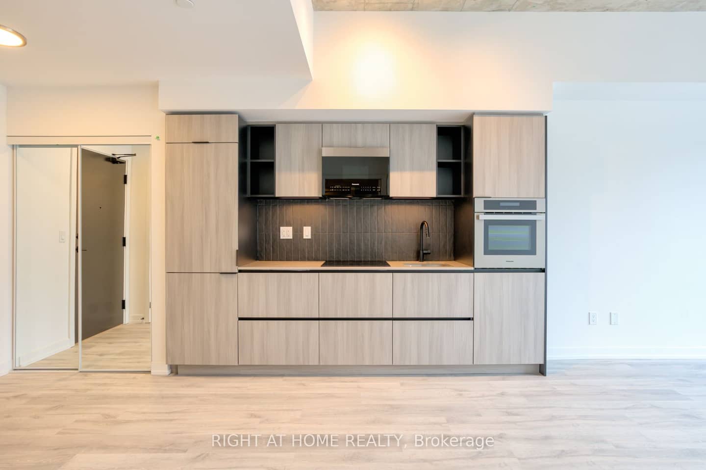 2 Augusta Avenue 704, Toronto, ON M5V 0T3