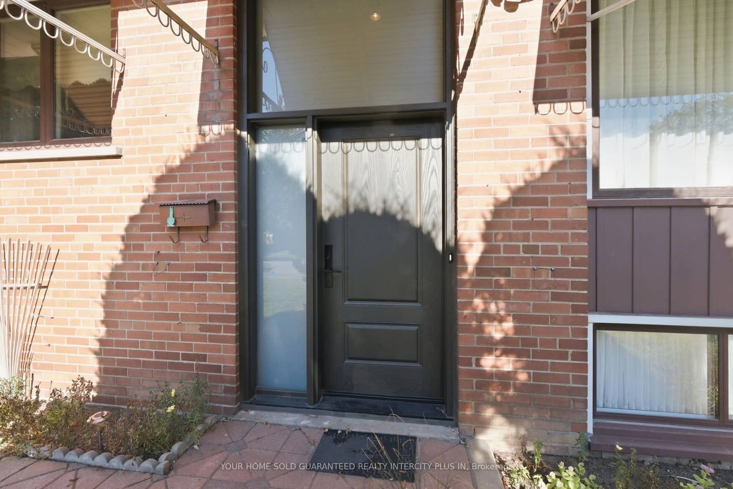 14 Tyler Place, Toronto, ON M9R 1L9