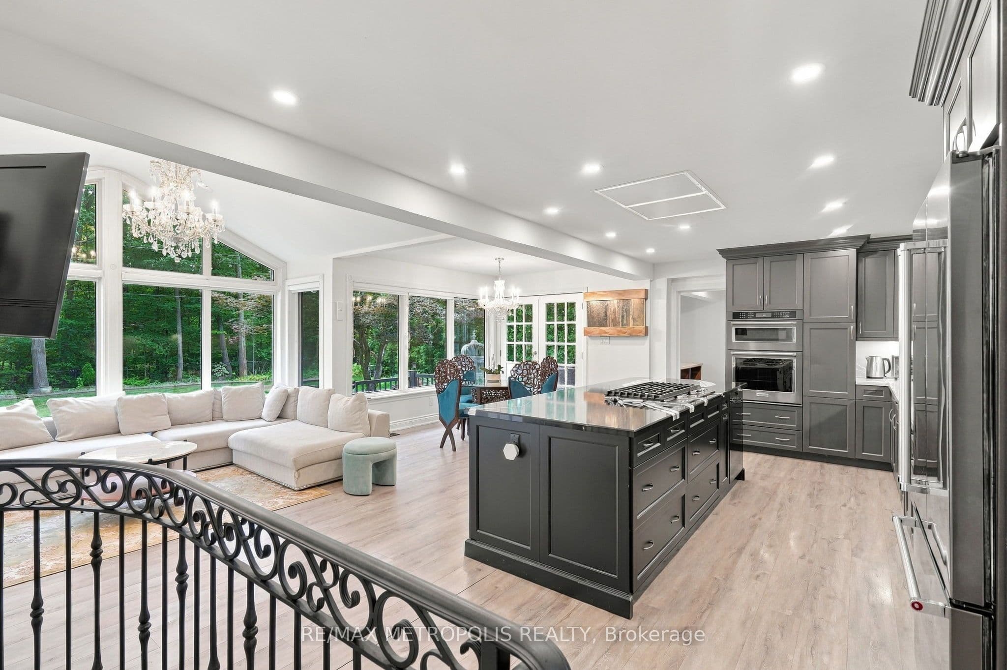 1228 Elgin Crescent, Oakville, ON L6H 2J7