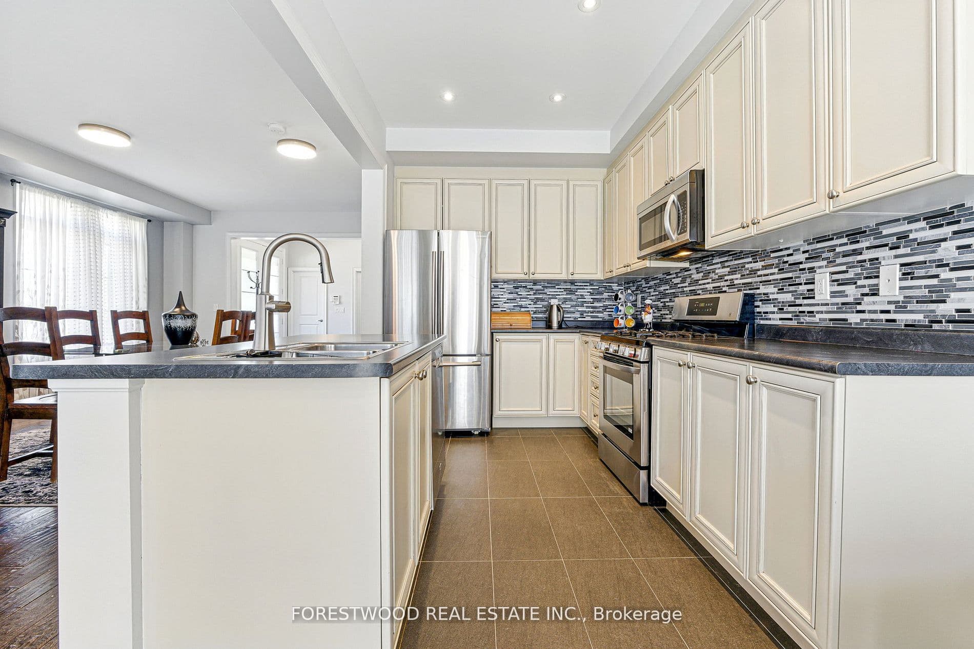 634 Sweetwater Crescent, Newmarket, ON L3X 0H5