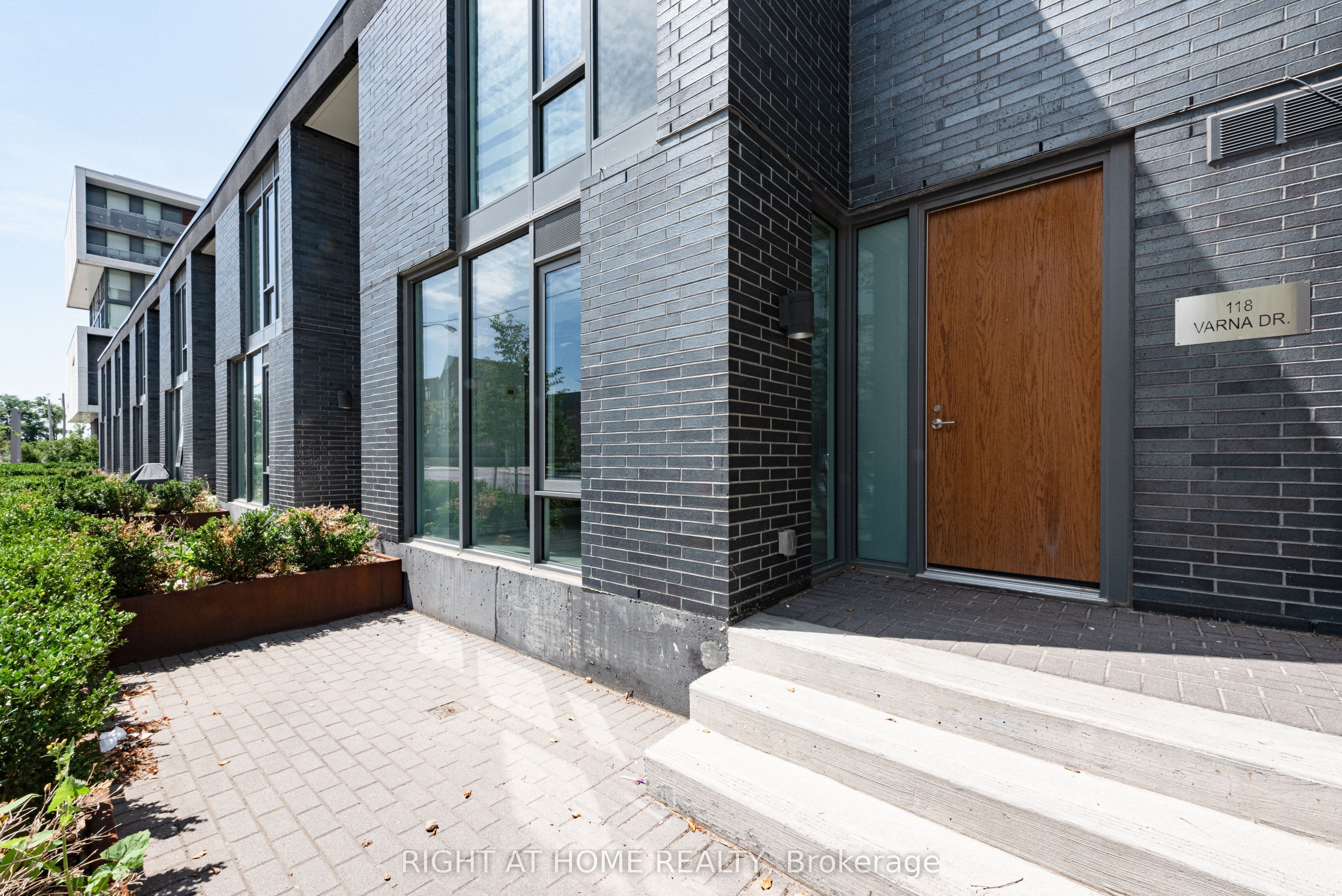 118 Varna Drive 101, Toronto, ON M6A 1N3