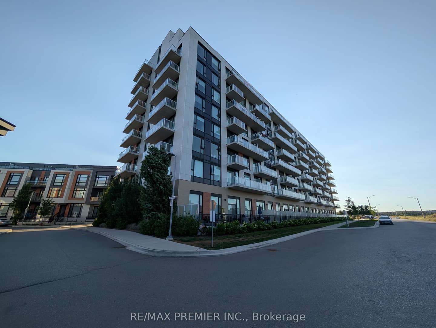 6 David Eyer Road 811, Richmond Hill, ON L4S 0N5
