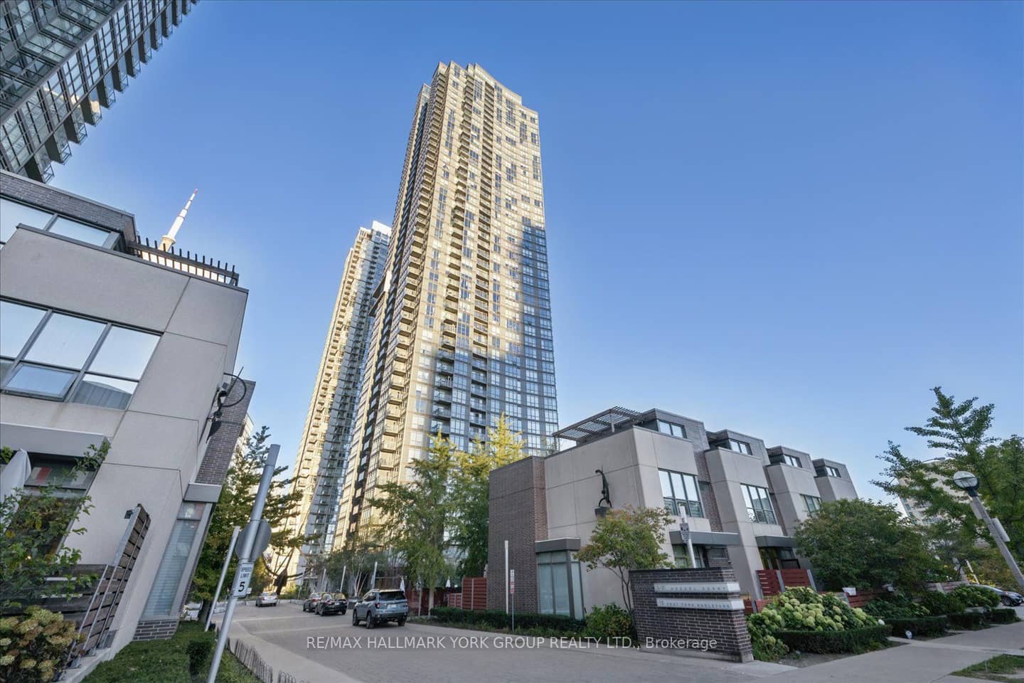 11 Brunel Court 1612, Toronto, ON M5V 3Y3