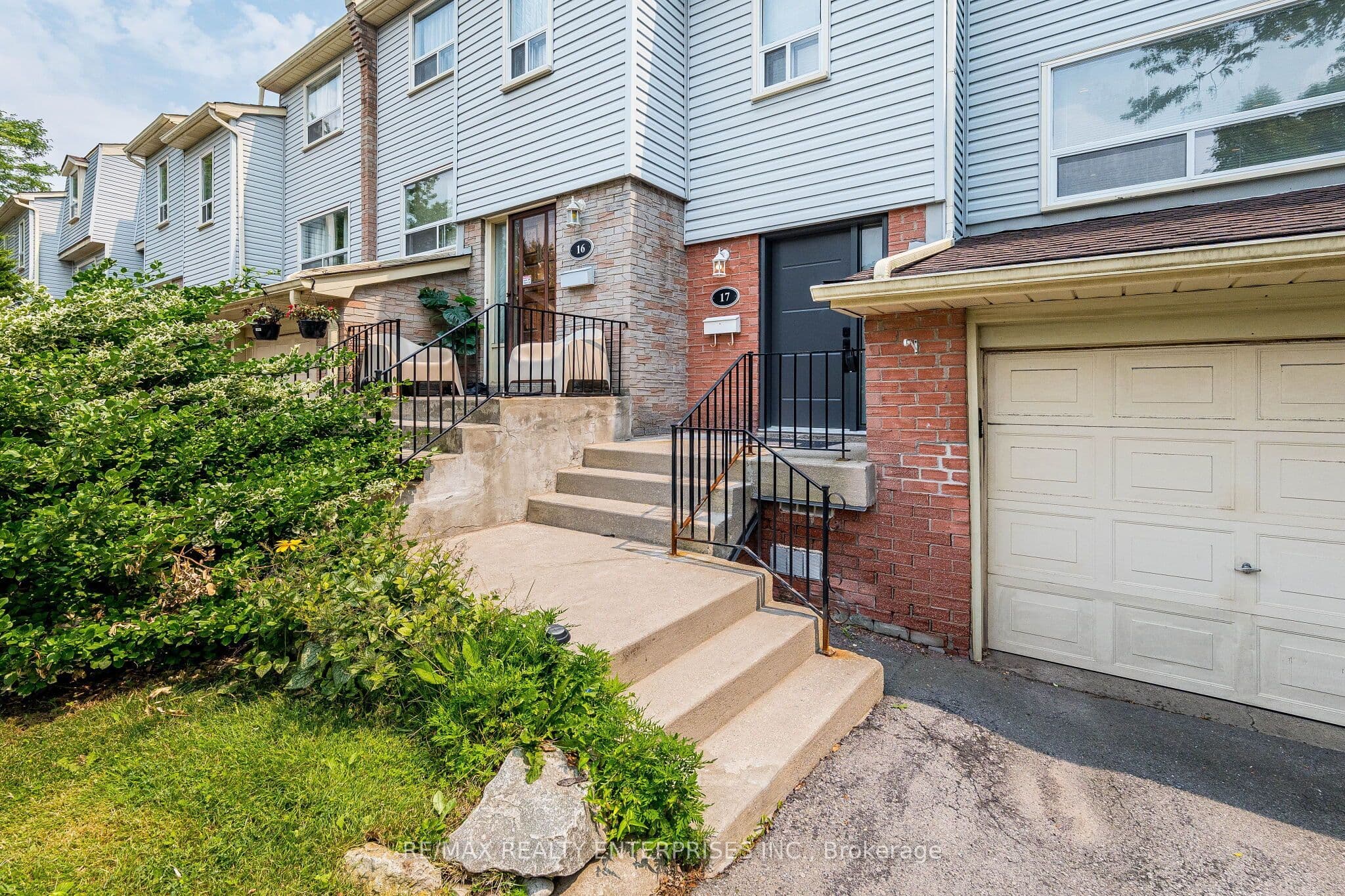 1055 Shawnmarr Road 17, Mississauga, ON L5H 3V2