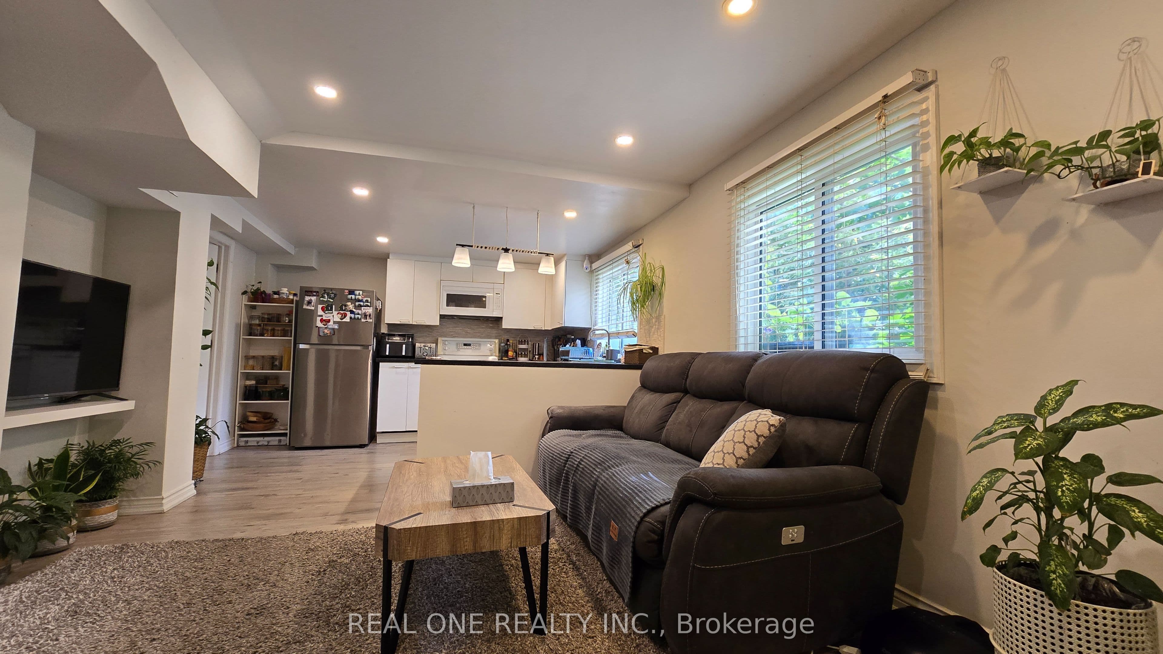 58 Closs Square B, Aurora, ON L4G 5H6