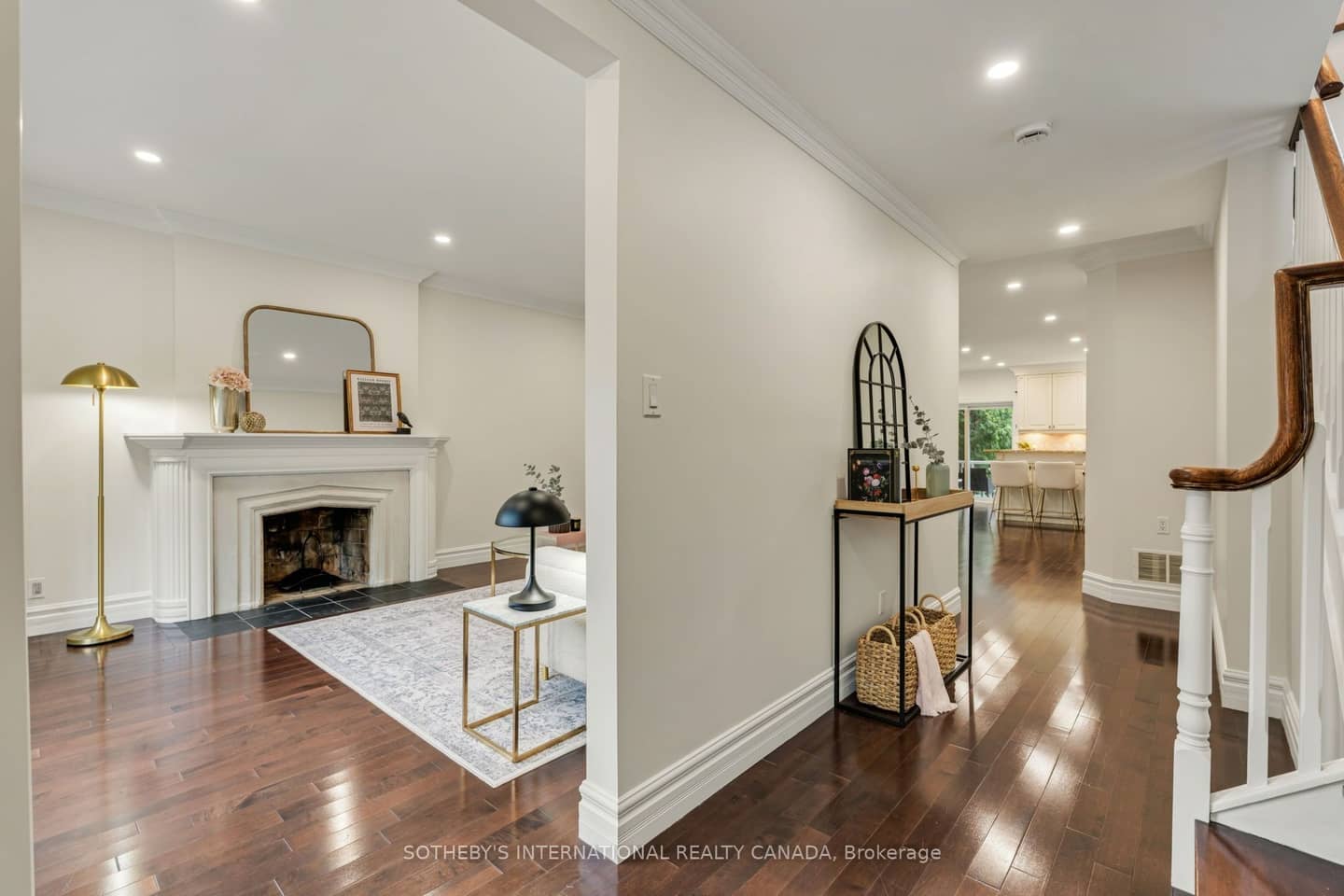 122 Brentcliffe Road, Toronto, ON M4G 3Y9