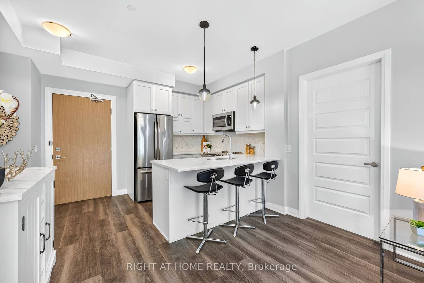 128 Grovewood Common 229, Oakville, ON L6H 0X3