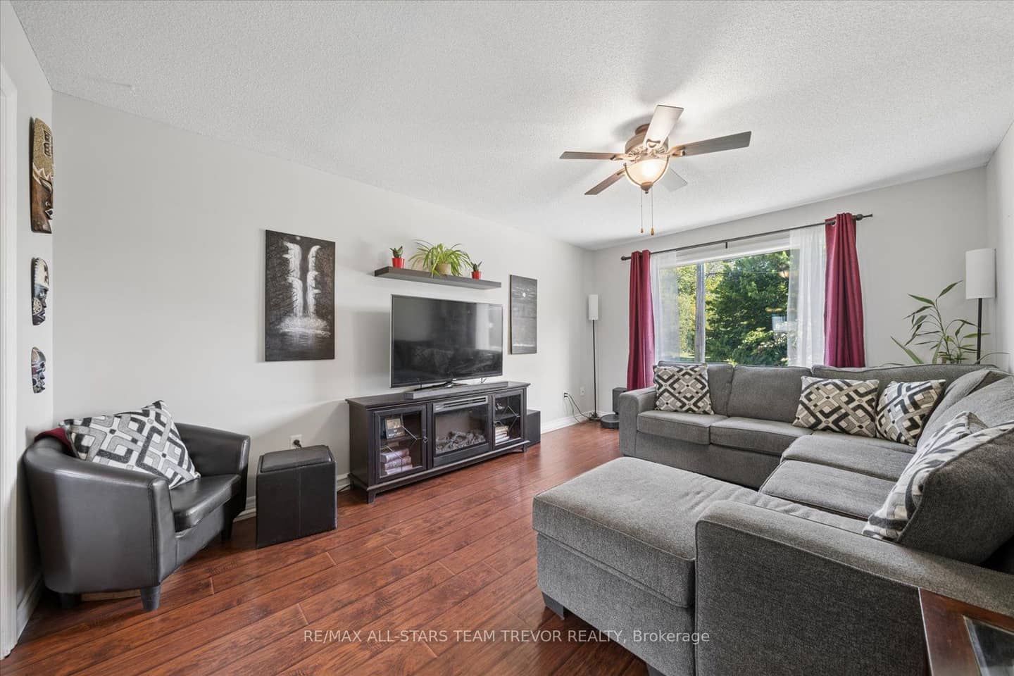 16 Evelyn Avenue, Georgina, ON L4P 3C8