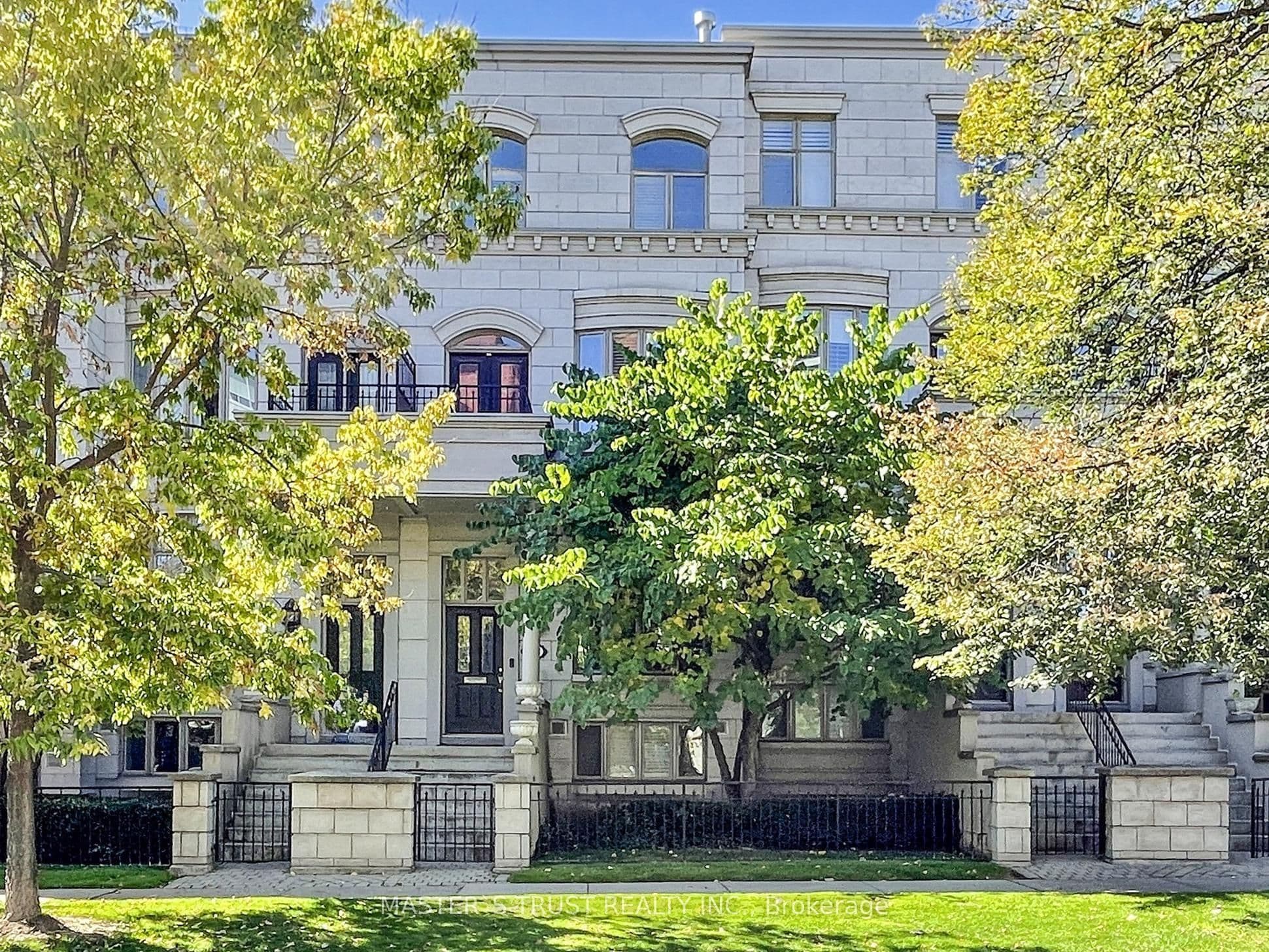 260 Russell Hill Road 11, Toronto, ON M4V 2T2